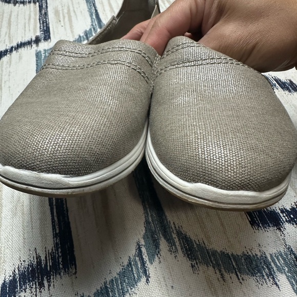 Clarks Women’s Size 8 Taupe Canvas Slip-On Shoes | Comfort Casual Sneakers - Picture 3 of 7
